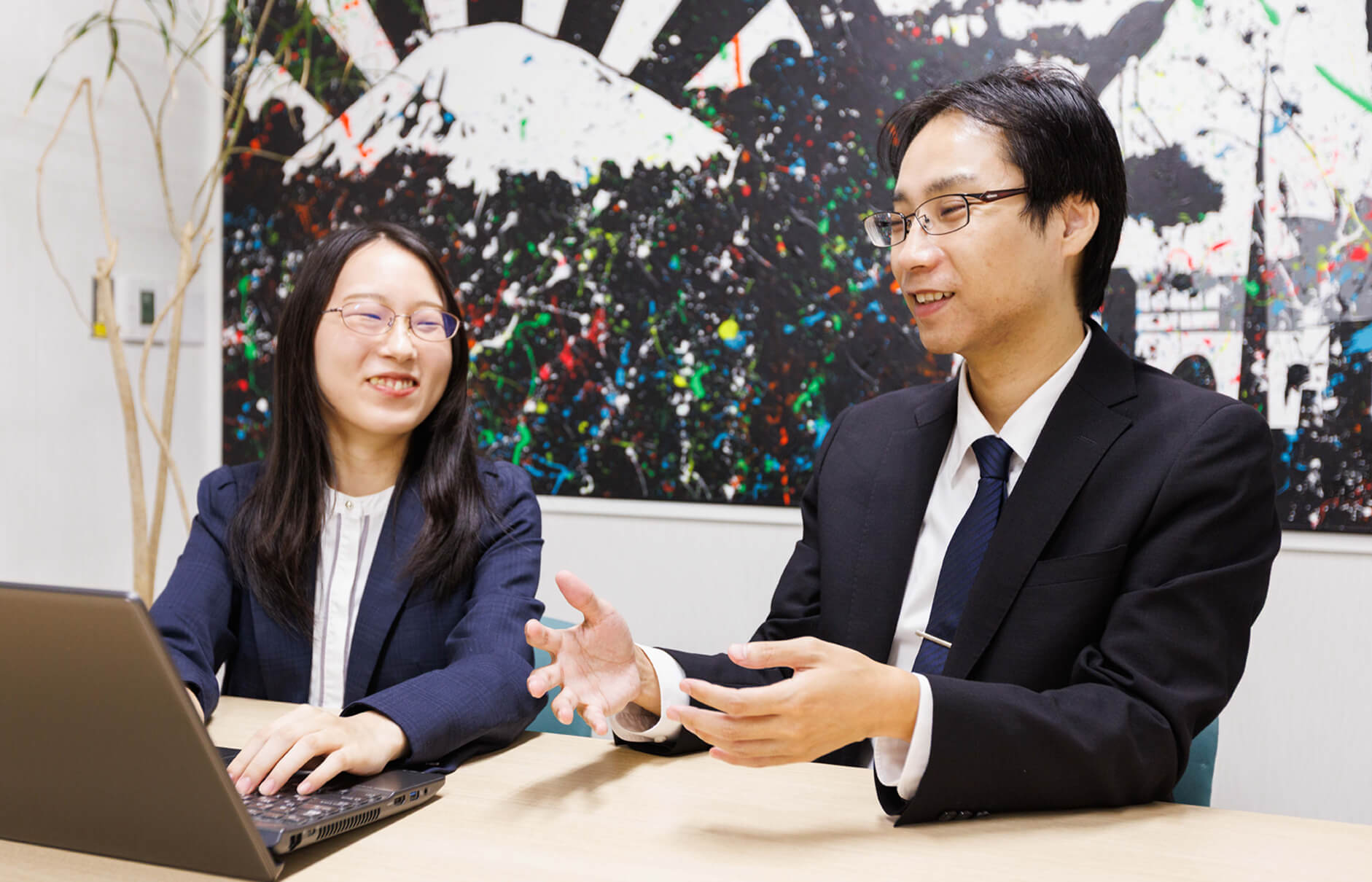 チームで支え合い業務を担当する様子